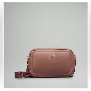 NWT Lululemon Camera Bag in Twilight Rose 2L